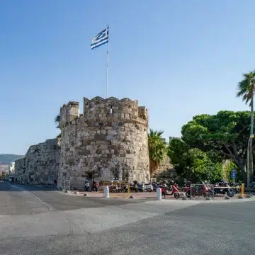 A guardia dell’imbocco del porto della città di Kos, l’imponente Castello di Nerantzia, risalente al XIV secolo, fu costruito dai Cavalieri di San Giovanni utilizzando antichi blocchi di marmo e offre una vista mozzafiato sul Mar Egeo.
