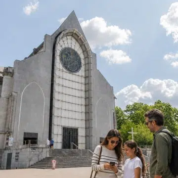 De kathedraal van Lille (Cathédrale Notre-Dame-de-la-Treille), gelegen in het historische hart van het oude Lille, is een unieke rooms-katholieke kathedraal die een rijk versierde neogotische architectuur combineert met een opvallende moderne gevel van doorschijnende marmeren platen.