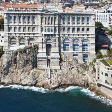 Le musée océanographique est un monument majestueux de style néo-baroque où une façade grandiose taillée à flanc de falaise et des expositions marines de classe mondiale créent un monumental "temple de la mer" surplombant la Méditerranée.