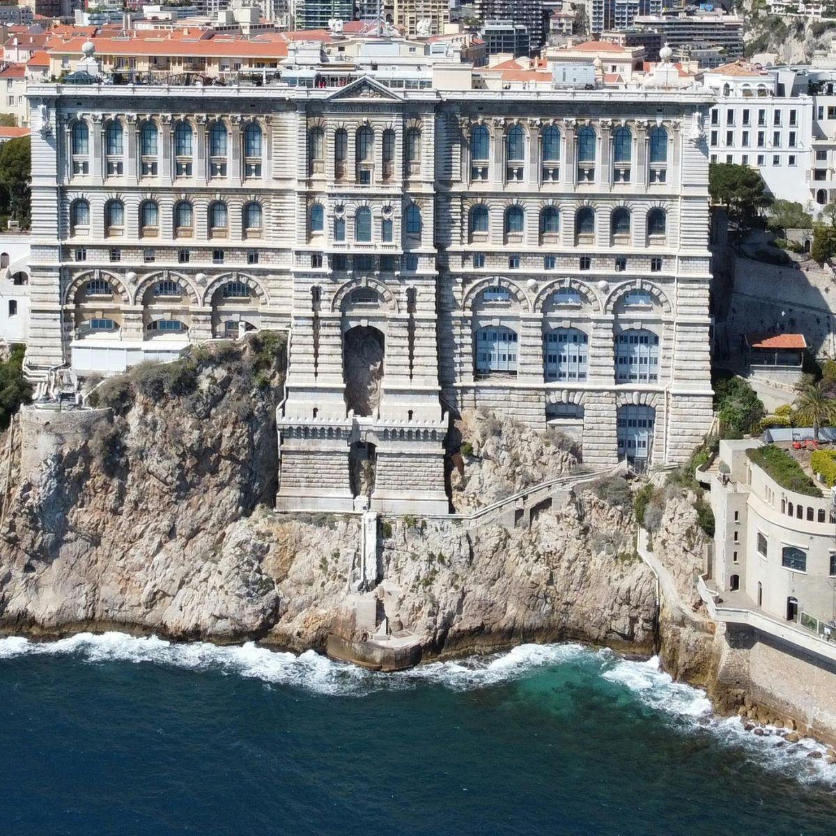 Chasse au trésor et visite libre à Monaco 4 Le musée océanographique est un monument majestueux de style néo-baroque où une façade grandiose taillée à flanc de falaise et des expositions marines de classe mondiale créent un monumental "temple de la mer" surplombant la Méditerranée.