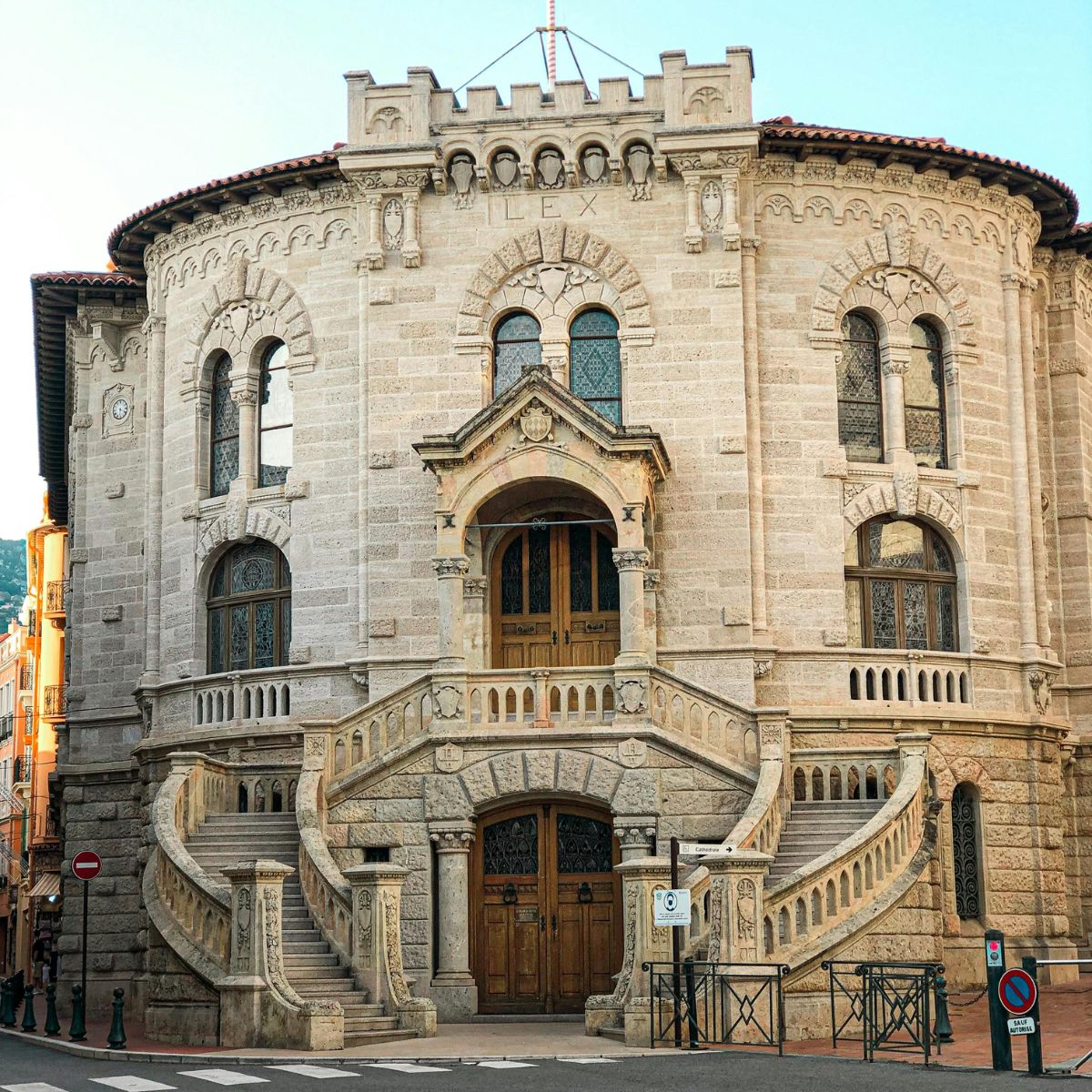 Chasse au trésor et visite libre à Monaco 3 Le Palais de justice est un monument néoclassique majestueux où une façade grandiose en tuf marin gris et un double escalier spectaculaire créent un hall de justice monumental au cœur de Monaco-Ville.