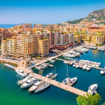 Als je het panoramische uitzicht over Monaco in je opneemt, zie je een schitterend amfitheater van luxe wolkenkrabbers en havens vol superjachten, genesteld tussen ruige kalkstenen kliffen en de Middellandse Zee.
