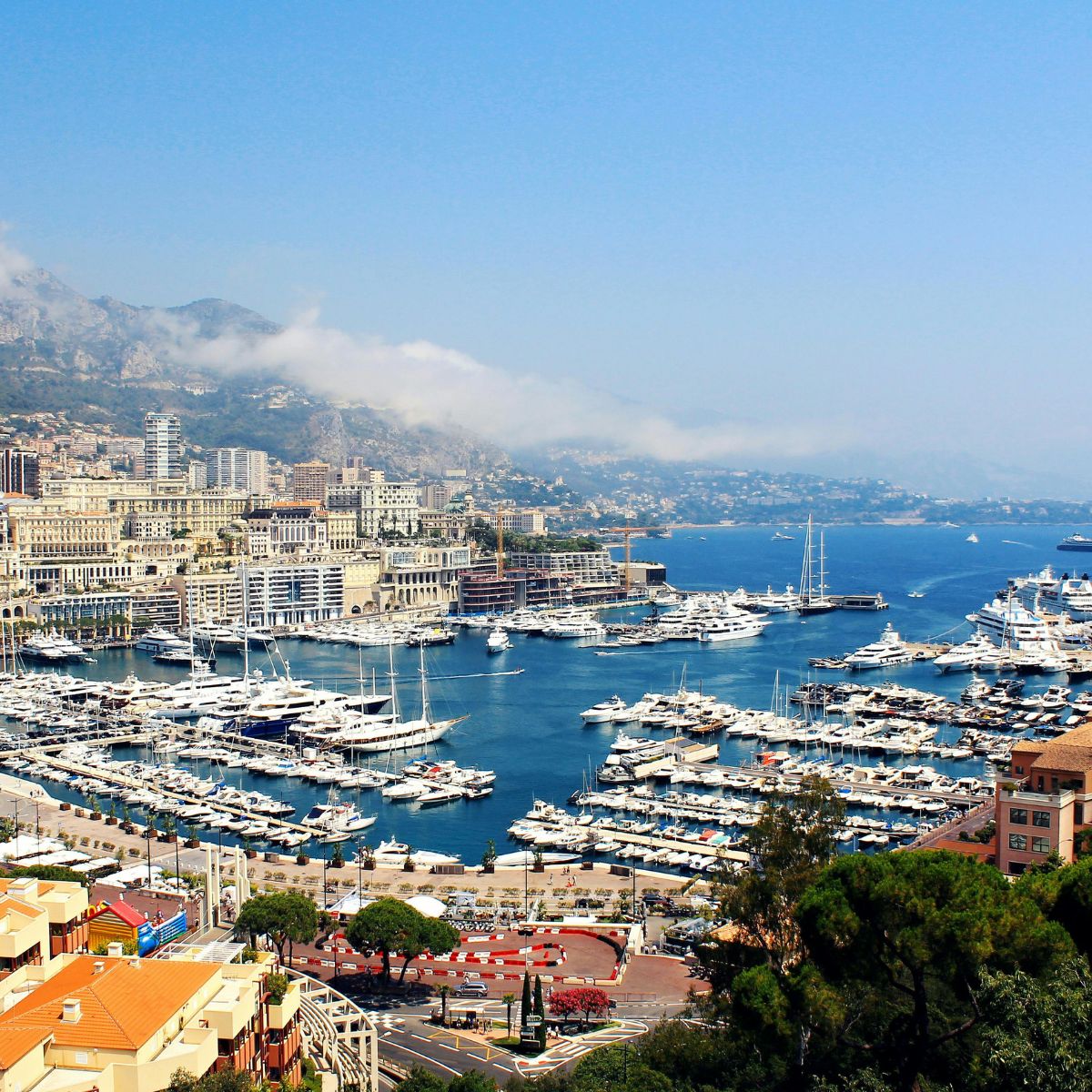 Chasse au trésor et visite libre à Monaco 5 La vue panoramique du Rocher de Monaco est un point de vue naturel majestueux où un horizon grandiose de la Côte d'Azur et du Port Hercule clinquant créent un spectacle monumental de la beauté méditerranéenne de la Principauté.