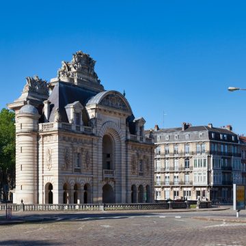 De Porte de Paris, gelegen aan de Place Simon Vollant in het centrum van Lille, is een monumentale triomfboog uit de 17e eeuw, opgericht ter ere van de verovering van de stad door koning Lodewijk XIV en de opname ervan in het Koninkrijk Frankrijk.