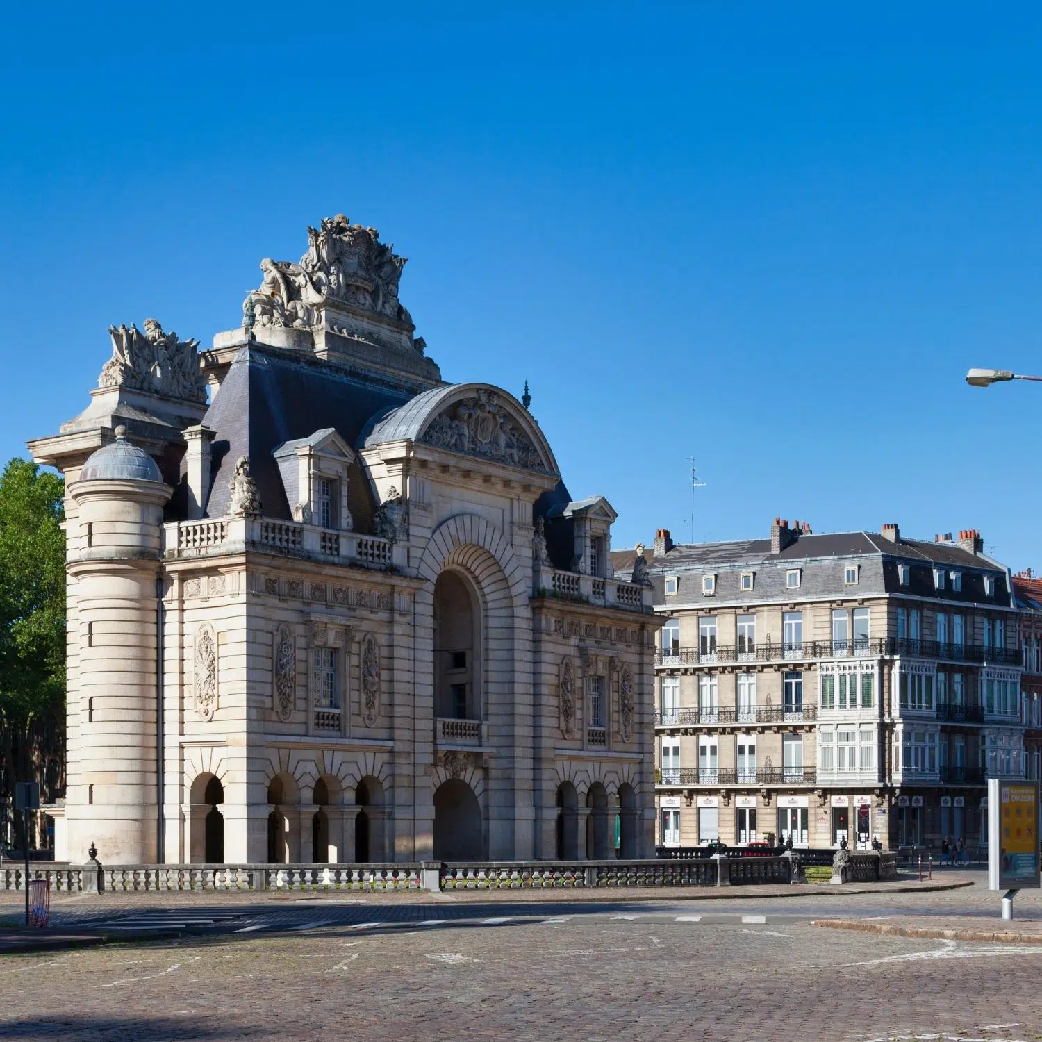 Speurtocht en rondleiding op eigen houtje in Lille 5 De Porte de Paris, gelegen aan de Place Simon Vollant in het centrum van Lille, is een monumentale triomfboog uit de 17e eeuw, opgericht ter ere van de verovering van de stad door koning Lodewijk XIV en de opname ervan in het Koninkrijk Frankrijk.