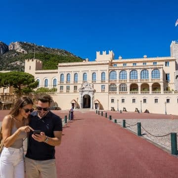 Het Prinselijk Paleis, hoog gelegen op de Rots van Monaco, ontstond als een 12e-eeuwse Genuese vesting en werd later omgevormd tot de versterkte residentie van de Grimaldi-dynastie, gelegen aan de kust.