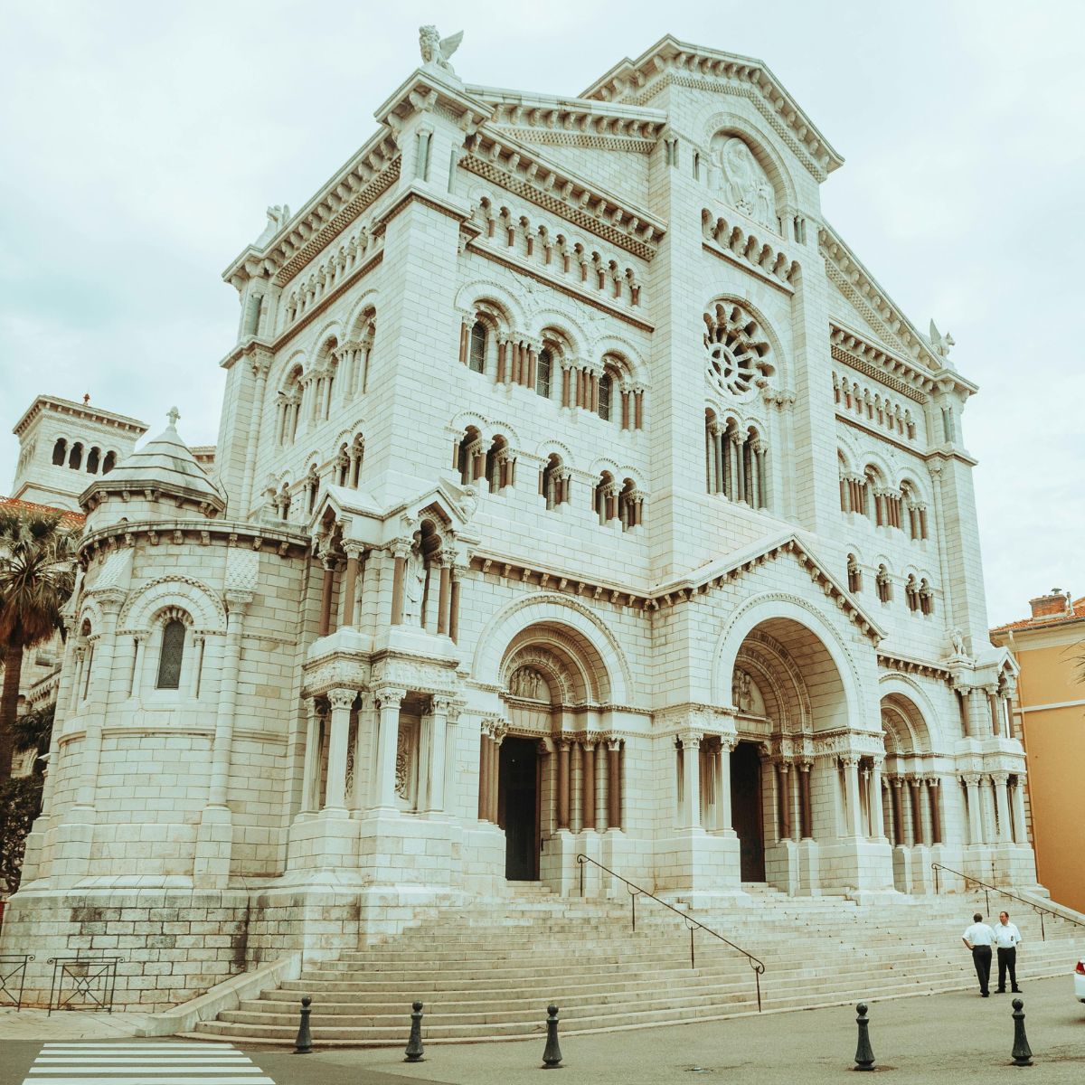 Jeu de piste et visite libre à Monaco 2 La cathédrale Saint-Nicolas est un majestueux édifice romano-byzantin dont la façade en pierre blanche et les tombes royales du prince Rainier III et de la princesse Grace forment un sanctuaire monumental au sommet du rocher de Monaco.