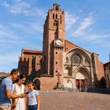 Katedra św. Szczepana w Tuluzie to imponujący zabytek znany z niezwykłego połączenia stylów architektonicznych, imponującej kamiennej fasady, strzelistych elementów gotyckich oraz bogato zdobionego wnętrza.
