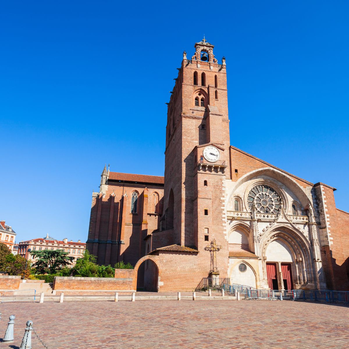 Toulouse Scavenger Hunt and Self-Guided Tour 5 Saint Stephen's Cathedral is a majestic Gothic and Romanesque landmark where a grand unfinished brick bell tower and striking asymmetrical architectural elements create a monumental spiritual masterpiece in Toulouse.