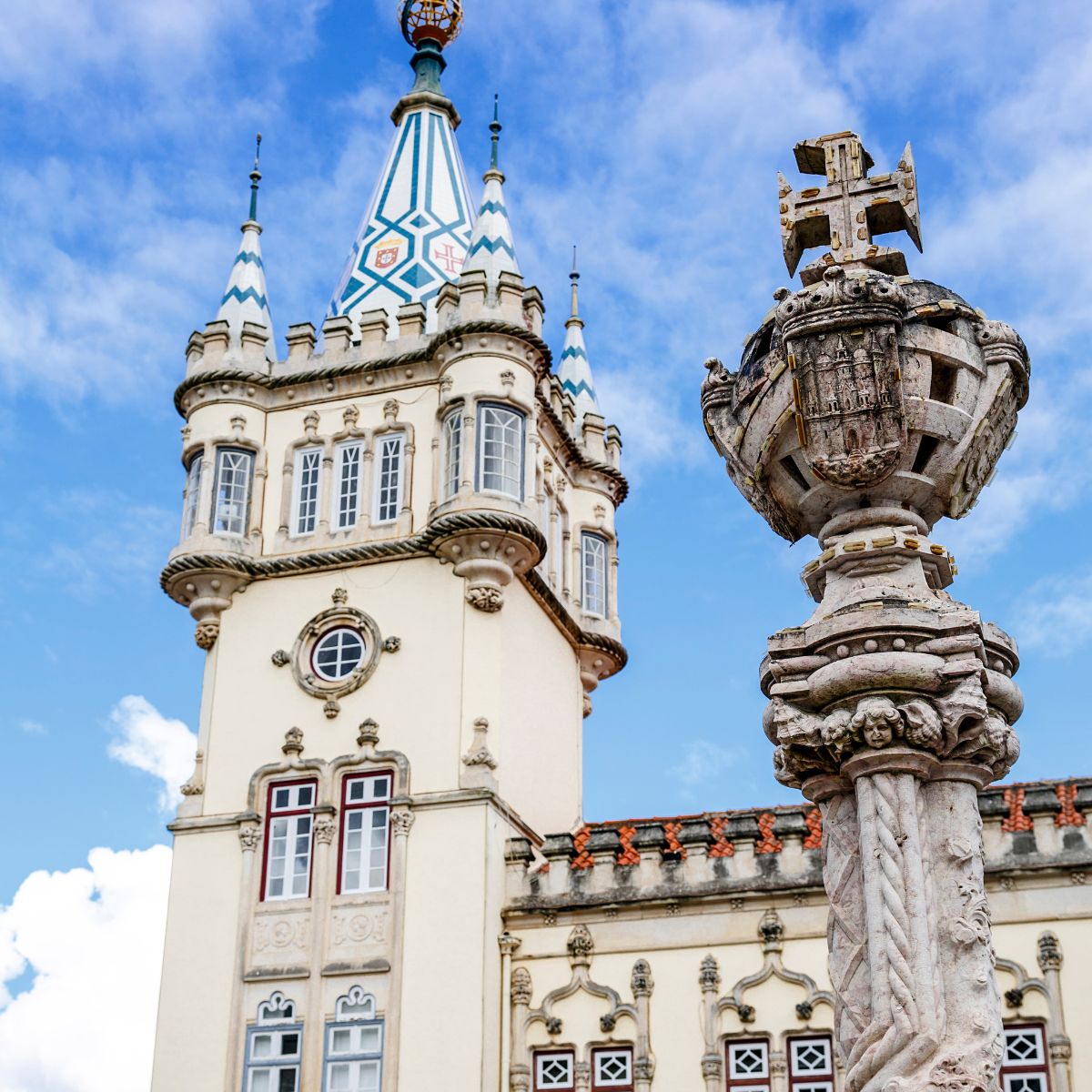 Caccia al tesoro e tour autoguidato a Sintra 2 Questo edificio fiabesco cattura lo spirito incantevole di Sintra con la sua combinazione unica di architettura manuelina e gotica, evidenziata da una torre dell'orologio sorprendente e ricca di dettagli che si staglia sulle colline lussureggianti della città.