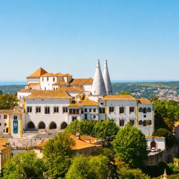 Dominando il centro della città con i suoi iconici camini conici gemelli, il Palazzo Nazionale di Sintra è una splendida residenza medievale dove si può fare un salto indietro nel tempo per esplorare le grandiose stanze adornate con le più belle collezioni di piastrelle storiche smaltate d'Europa.