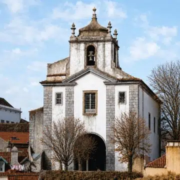 Ricca di storia, risalente al XII secolo, l'elegante Chiesa di San Martino si erge con orgoglio nel cuore della città, offrendo ai visitatori un rifugio tranquillo, ricco di splendide opere d'arte e di viste panoramiche sulle colline di Sintra.