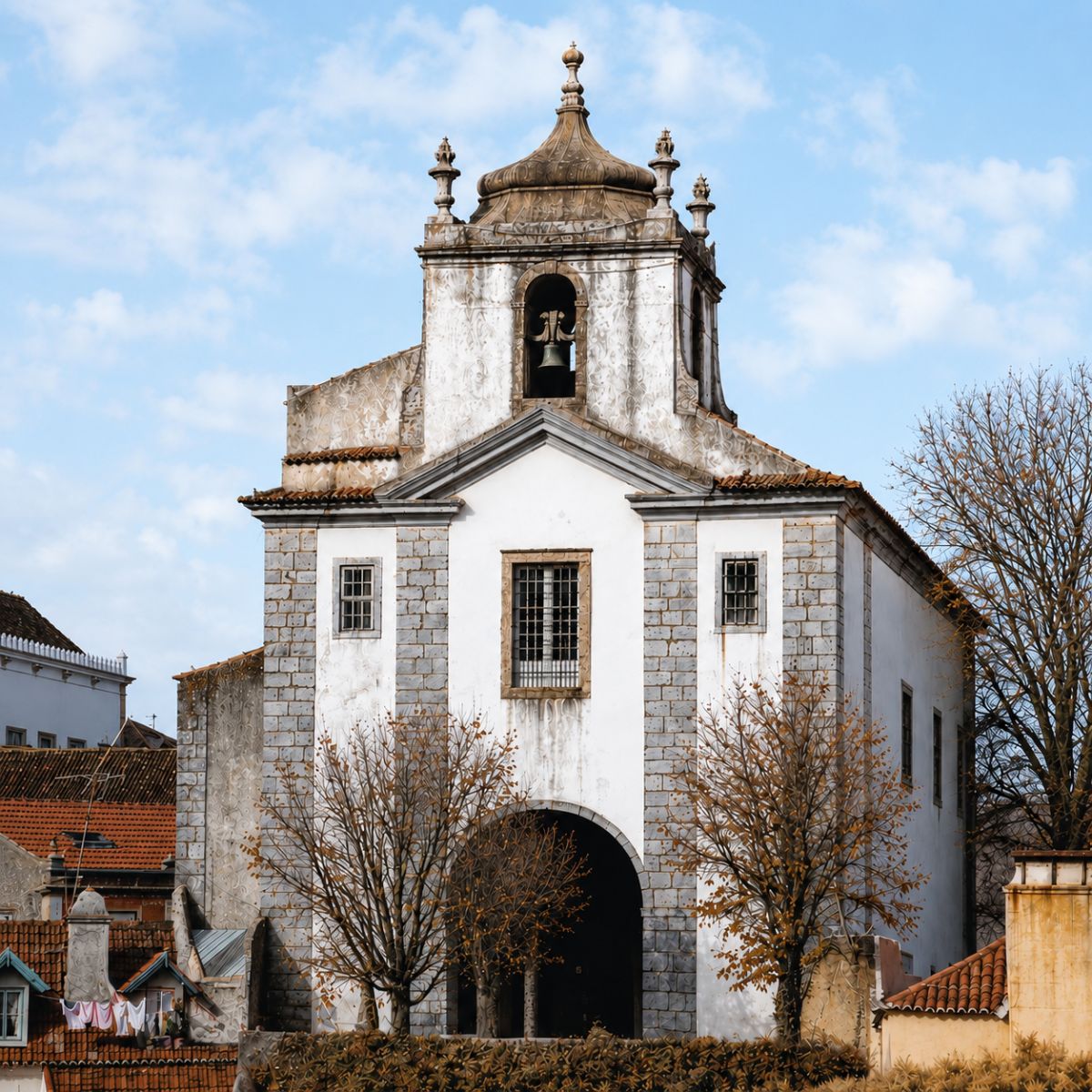 Caccia al tesoro e tour autoguidato a Sintra 6 Ricca di storia, risalente al XII secolo, l'elegante Chiesa di San Martino si erge con orgoglio nel cuore della città, offrendo ai visitatori un rifugio tranquillo, ricco di splendide opere d'arte e di viste panoramiche sulle colline di Sintra.