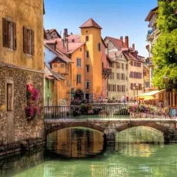 Il fiume Thiou si snoda nel cuore del centro storico di Annecy, creando un'affascinante rete di canali fiancheggiati da case colorate e banchine fiorite.