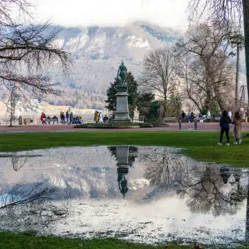La statua di Claude Louis Berthollet si trova al centro dei Jardins de l'Europe, in onore del contributo del chimico locale alla scienza in questo lussureggiante parco sul lago.