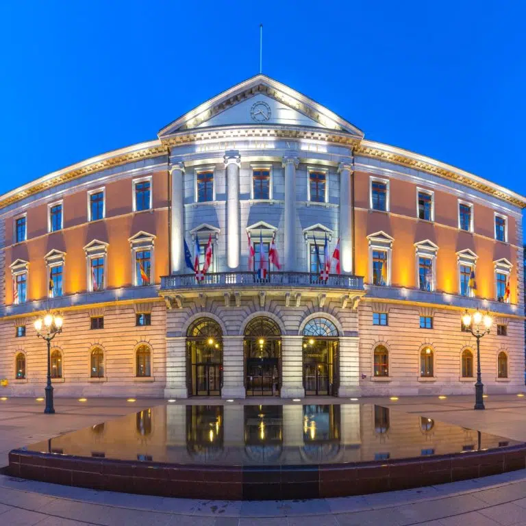 Caccia al tesoro e tour autoguidato ad Annecy 6 L'Hôtel de Ville è un imponente edificio neoclassico del XIX secolo situato accanto ai Jardins de l'Europe, che funge da cuore amministrativo di Annecy.