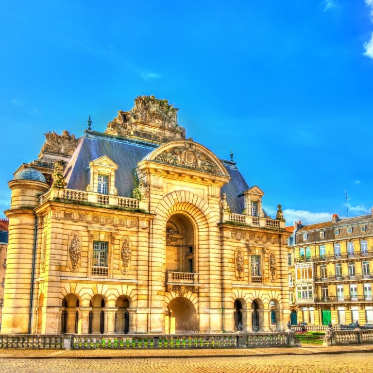 Speurtocht en rondleiding op eigen houtje in Lille 5 De Porte de Paris is een prachtige triomfboog die aan het einde van de 17e eeuw werd gebouwd om de inname van Lille door Lodewijk XIV te vieren. Het is een grootse toegangspoort en een meesterwerk van militaire en klassieke architectuur.