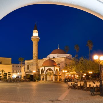 A Praça Eleftherias é um majestoso centro onde a grandiosa arquitetura da era italiana e o vibrante mercado local criam o movimentado e histórico coração da cidade de Kos.