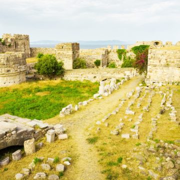 O Castelo de Neratzia é uma majestosa fortaleza do século XIV, construída pelos Cavaleiros de São João, onde as antigas muralhas de pedra e os imponentes baluartes têm vista para a entrada azul-turquesa do Porto de Kos.