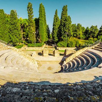 O Odeão Romano de Cós é um majestoso teatro do século II, com assentos de mármore restaurados e antigas galerias abobadadas que outrora acolheram as mais prestigiadas competições musicais e poéticas da cidade.