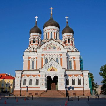 Dominando o cume da colina de Toompea, esta impressionante catedral ortodoxa russa do século XIX cativa os visitantes com as suas majestosas cúpulas em forma de cebola pretas, as suas obras-primas de mosaicos intricados e um passado imperial dramático à espera de ser desvendado.