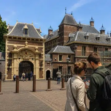 Affacciato sul lago Hofvijver, lo storico complesso gotico del Binnenhof costituisce il cuore politico dei Paesi Bassi ed è uno dei più antichi edifici parlamentari al mondo ad essere stato utilizzato ininterrottamente.