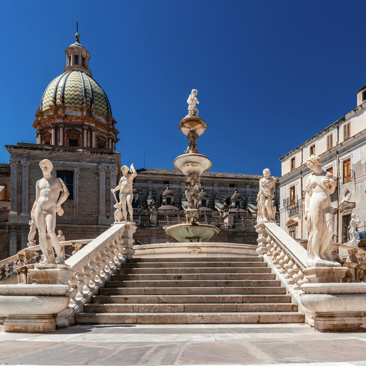 Búsqueda del tesoro y recorrido autoguiado por Palermo 3 La Fontana Pretoria es una majestuosa fuente renacentista en la que cuencas concéntricas de mármol e intrincadas estatuas de figuras mitológicas crean una grandiosa pieza central en el corazón del Palermo histórico.