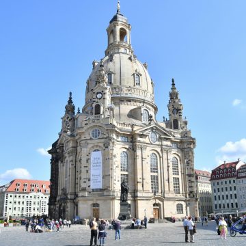 Η Frauenkirche είναι ένας μεγαλοπρεπής μπαρόκ καθεδρικός ναός, όπου ένας μεγάλος πέτρινος θόλος και μια ανακατασκευασμένη ιστορική πρόσοψη δημιουργούν ένα μνημειώδες σύμβολο ειρήνης και συμφιλίωσης.