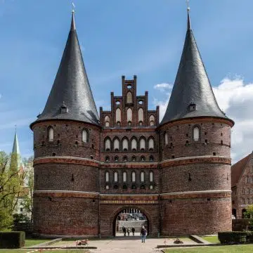 Situato all’interno dell’iconica porta medievale di Lubecca, l’affascinante Museo Holstentor offre uno sguardo avvincente sulla ricca storia commerciale anseatica della città.