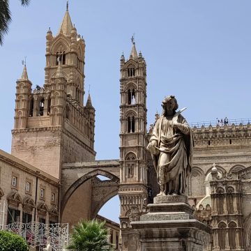 La Catedral de Palermo es una majestuosa obra maestra arquitectónica en la que una mezcla de estilos normando, morisco y gótico crea un gran monumento de arenisca que refleja las diversas capas históricas de la ciudad.