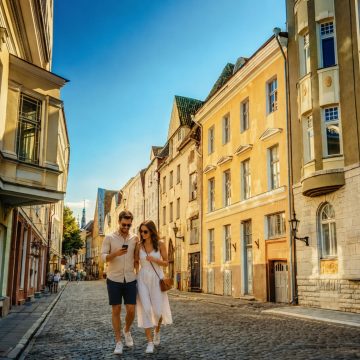 Estendendo-se pelo coração medieval da Cidade Velha de Tallinn, a histórica Rua Pikk é um tesouro de calçada de pedra, repleto de sedes ornamentadas de guildas mercantis, arquitetura gótica e séculos de tradição comercial hanseática à espera de serem descobertos.