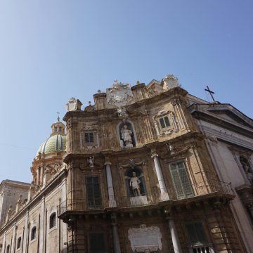 Quattro Canti es una majestuosa plaza barroca donde cuatro ornamentadas fachadas curvas y elegantes estatuas de reyes españoles crean una gran intersección arquitectónica en el corazón del viejo Palermo.