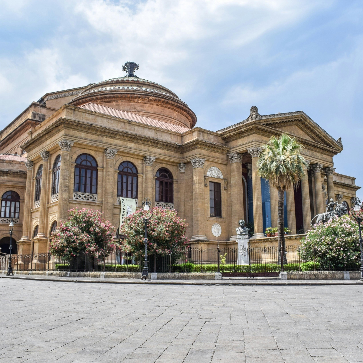 Búsqueda del tesoro y visita autoguiada por Palermo 5 El Teatro Massimo es un majestuoso teatro de ópera neoclásico donde un gran pórtico y los icónicos leones de bronce crean un escenario monumental para uno de los hitos culturales más renombrados de Europa.