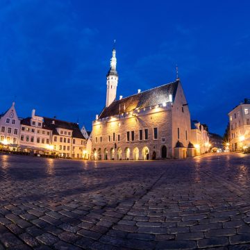 A Câmara Municipal de Tallinn é a mais antiga Câmara Municipal sobrevivente na região do Báltico, um magnífico marco gótico que, desde 1404, domina o movimentado comércio e as festividades da Praça da Câmara Municipal.