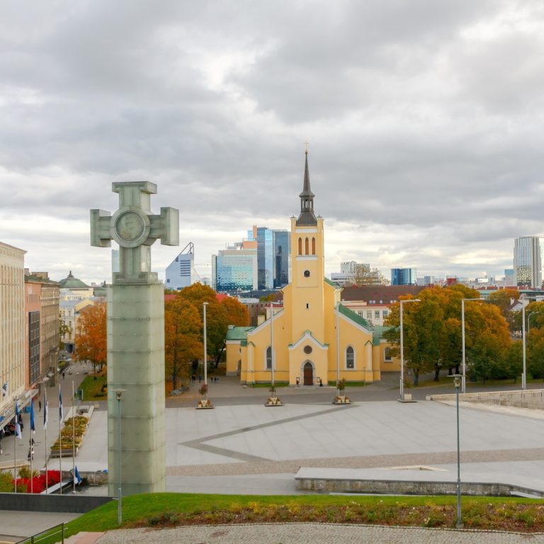 Caça ao tesouro e visita autoguiada a Tallinn 4 A Praça da Liberdade é um símbolo nacional proeminente e uma praça urbana movimentada, dominada pela Coluna da Vitória, revestida de vidro, que comemora a Guerra da Independência da Estónia.