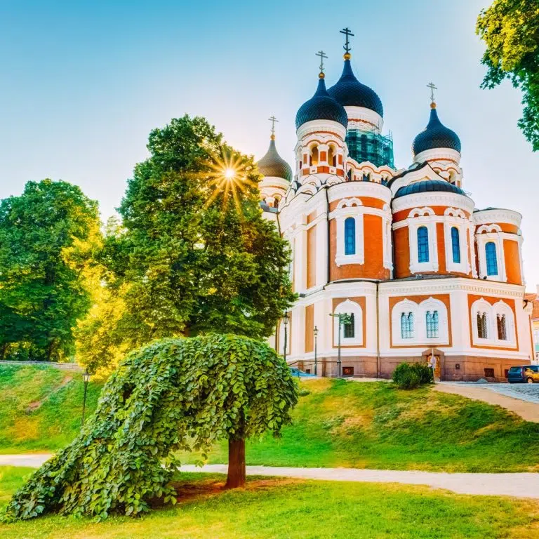 Caça ao tesouro e visita autoguiada a Tallinn 3 A Catedral Alexander Nevsky é uma magnífica catedral ortodoxa russa no topo da colina Toompea, conhecida pelas suas icónicas cúpulas em forma de cebola e pela opulenta fachada adornada com mosaicos.