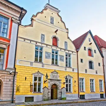 A Casa da Irmandade dos Cabeças Negras é um impressionante monumento de estilo renascentista na Cidade Velha de Talin, que se distingue pela sua famosa porta ornamentada a vermelho, verde e dourado e pelo seu legado como sala de grémio medieval para mercadores estrangeiros solteiros.