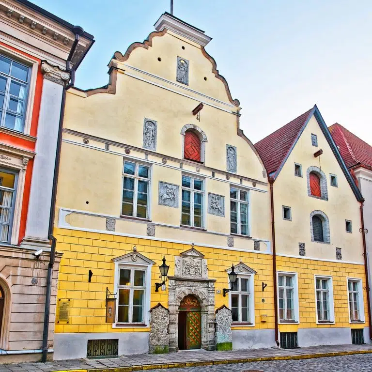 Caça ao tesouro e visita autoguiada a Tallinn 2 A Casa da Irmandade dos Cabeças Negras é um impressionante monumento de estilo renascentista na Cidade Velha de Talin, que se distingue pela sua famosa porta ornamentada a vermelho, verde e dourado e pelo seu legado como sala de grémio medieval para mercadores estrangeiros solteiros.