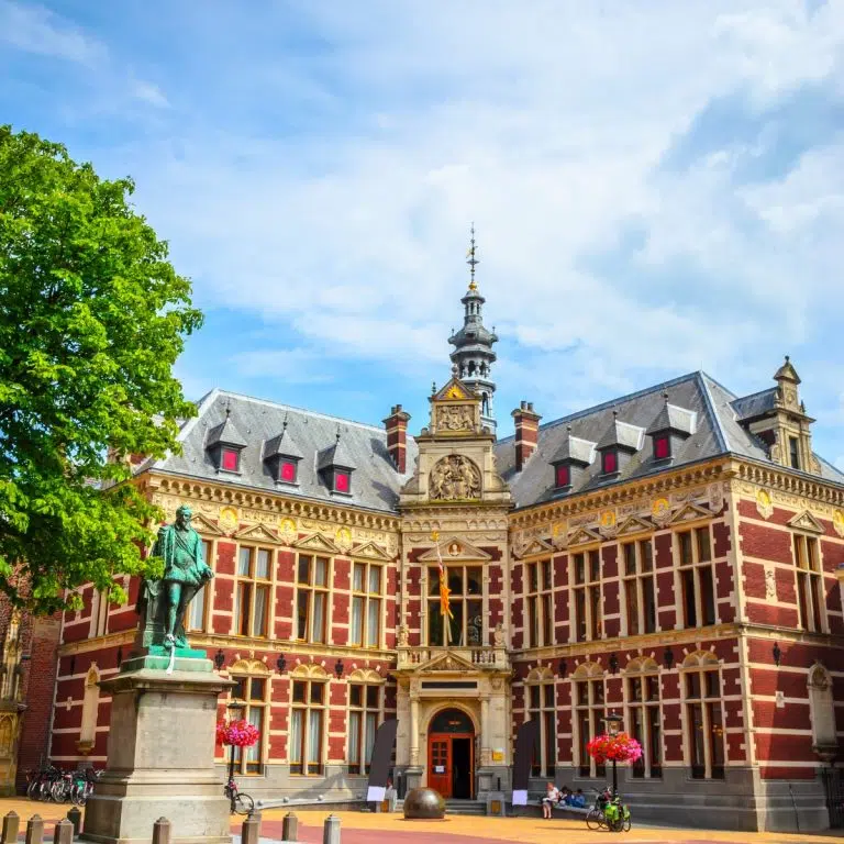 Juego de pistas y visita autoguiada por Utrecht 4 El Paraninfo es el corazón ceremonial de la Universidad de Utrecht, con una impresionante fachada neorrenacentista, y el prestigioso lugar donde se celebran las graduaciones y las defensas doctorales. Este edificio histórico se encuentra junto a la Torre Dom e incluye la histórica sala de la Unión de Utrecht, donde se firmó la fundación de la República Holandesa en 1579.