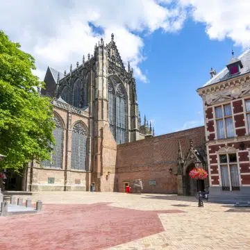La Catedral de San Martín, también conocida como la Iglesia Dom, es un impresionante monumento gótico que fue en su día la iglesia más grande de los Países Bajos y el corazón del poderoso Obispado de Utrecht. La catedral es famosa sobre todo por su desaparecida nave central, que se derrumbó durante un catastrófico tornado en 1674, separando para siempre la iglesia de su emblemática Torre Dom y creando el espacio abierto que hoy se conoce como Plaza Dom.