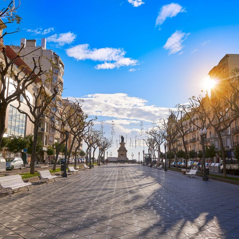 Rambla Nova is de levendige hoofdboulevard van de stad, die zich uitstrekt van het bruisende moderne centrum naar de zee. Het staat bekend om het prachtige uitkijkpunt Balcó del Mediterrani en het indrukwekkende monument dat is gewijd aan de traditionele menselijke torens van Catalonië.