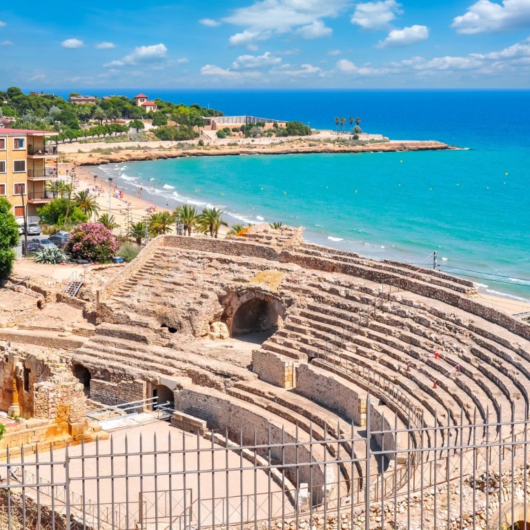 Het Romeinse amfitheater is een spectaculaire arena aan de kust waar gladiatoren ooit vochten met uitzicht op de Middellandse Zee. Het blijft een opmerkelijk bewaard UNESCO Werelderfgoed dat de grootsheid van de oude Romeinse techniek laat zien.