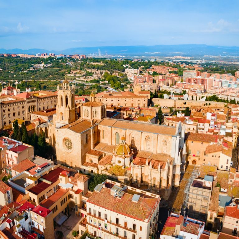 De kathedraal van Tarragona is een prachtig voorbeeld van de overgang van romaanse naar gotische architectuur, gebouwd op de plek van een oude Romeinse tempel. Het enorme roosvenster en de ingewikkelde kloostergang dienen als een grootse getuigenis van de spirituele en historische evolutie van de stad door de eeuwen heen.