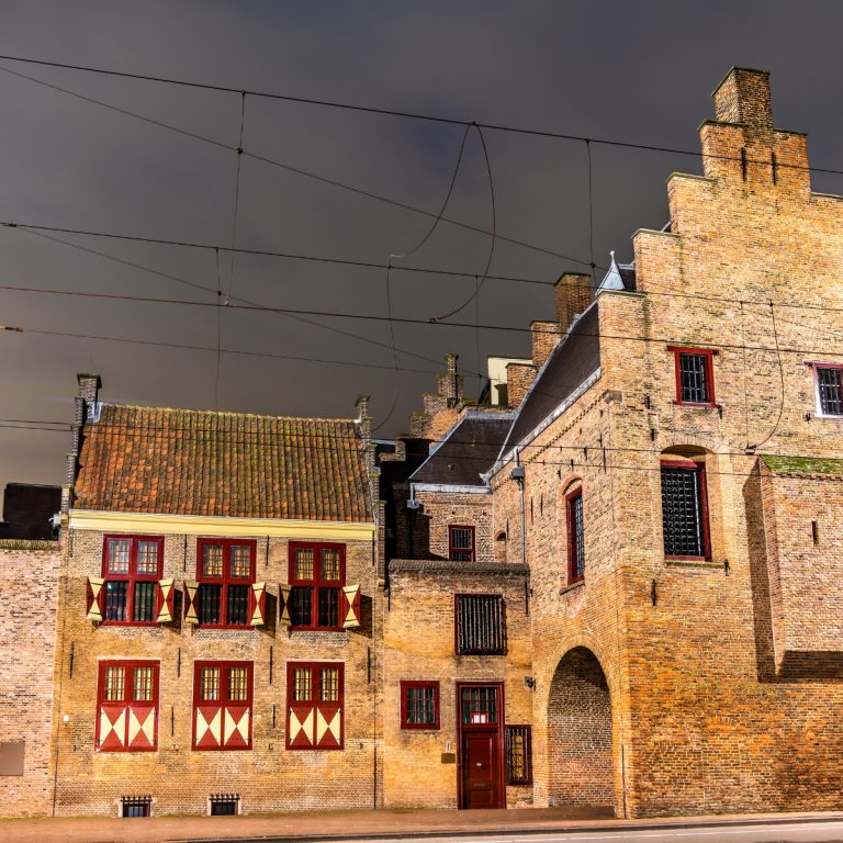 Gevangenpoort è una maestosa porta medievale dove una grande prigione storica e le storie della giustizia olandese creano un monumentale punto di riferimento nel centro dell'Aia.