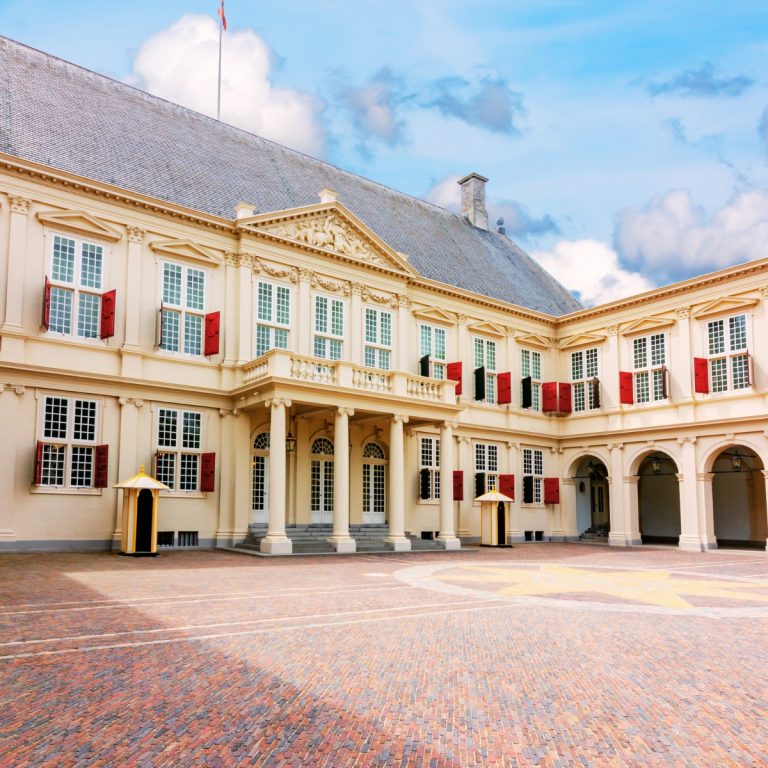 Il Palazzo di Noordeinde è un maestoso palazzo di lavoro dove la grandiosa facciata neoclassica e gli eleganti giardini reali creano un monumentale punto di riferimento nel cuore dell'Aia.