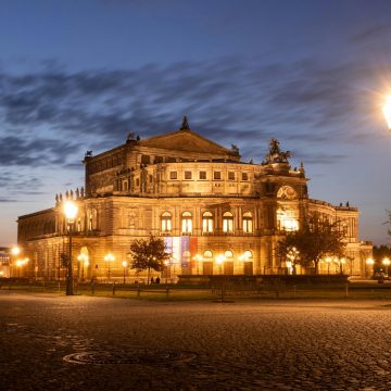Η Semperoper είναι μια μεγαλοπρεπής νεοκλασική όπερα, όπου η μεγαλοπρεπής περίτεχνη πρόσοψη και η παγκόσμιας κλάσης ακουστική κληρονομιά δημιουργούν ένα μνημειώδες πολιτιστικό ορόσημο.