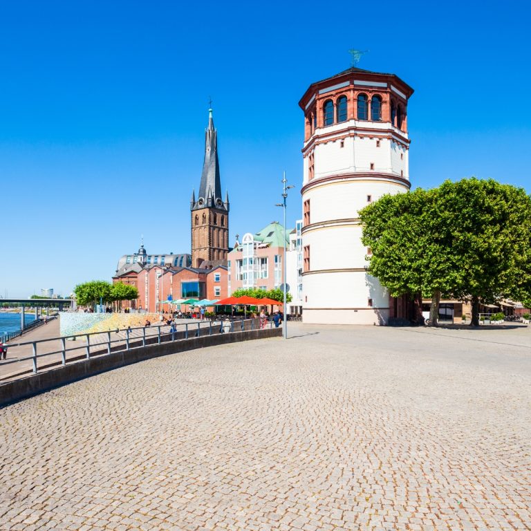 Speurtocht en rondleiding op eigen houtje in Düsseldorf 5 De Altstadt is een majestueuze historische wijk waar smalle geplaveide straatjes en een grote concentratie traditionele brouwerijen een monumentale sfeer creëren die bekend staat als 's werelds langste bar.