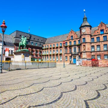 De Marktplatz is een majestueus historisch plein waar het grootse stadhuis uit de Renaissance en het iconische ruiterstandbeeld van Jan Wellem een monumentaal hart vormen voor de oude binnenstad van Düsseldorf.
