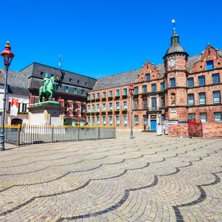 Speurtocht en zelfstandige rondleiding door Düsseldorf 4 De Marktplatz is een majestueus historisch plein waar het grootse stadhuis uit de Renaissance en het iconische ruiterstandbeeld van Jan Wellem een monumentaal hart vormen voor de oude binnenstad van Düsseldorf.