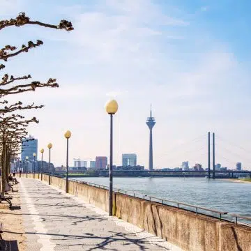 De Rheinpromenade is een majestueuze strook aan het water waar grootse architectuur en schilderachtige riviergezichten een monumentale ruimte creëren voor ontspanning en ontdekking.
